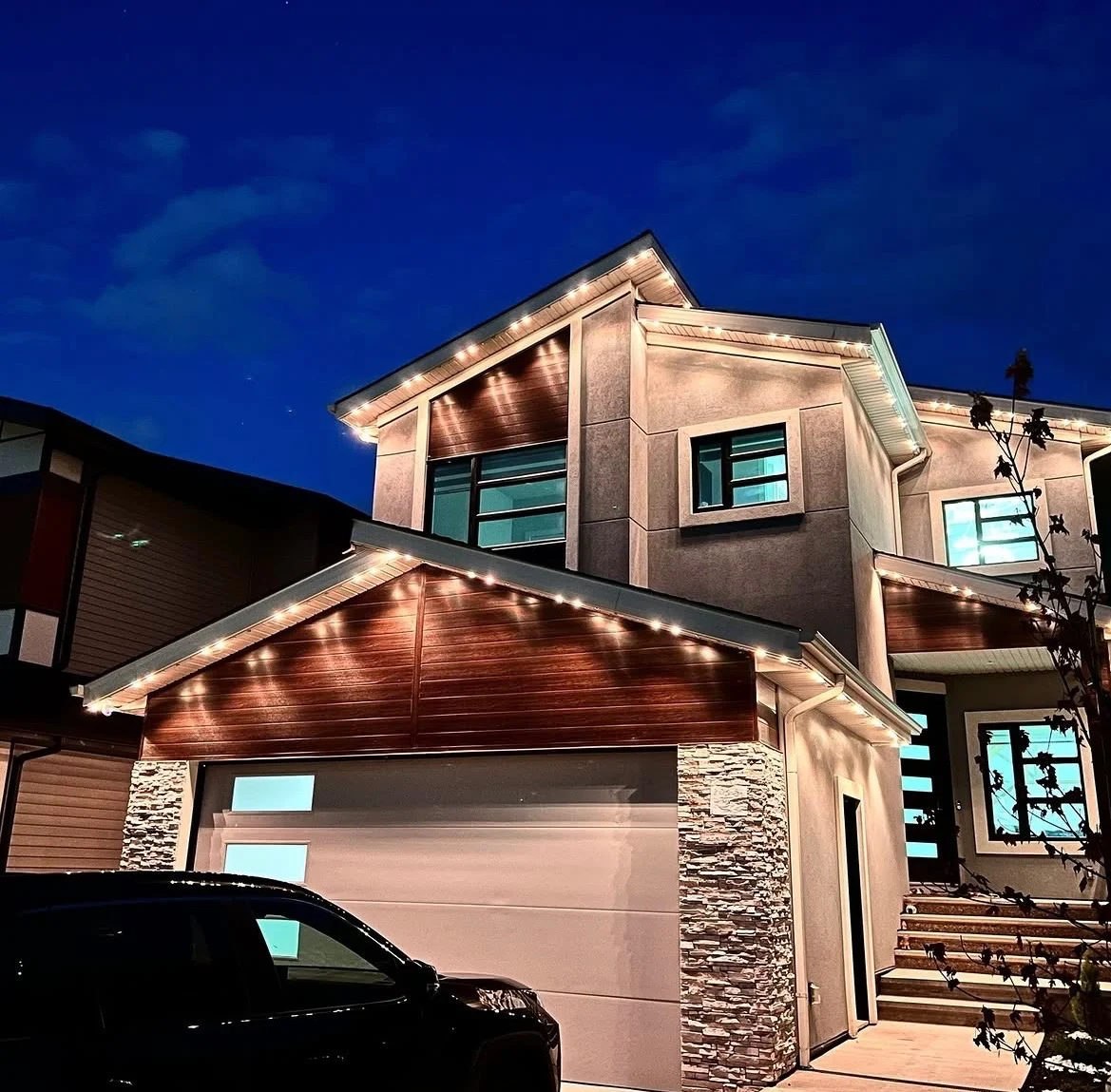 Modern home displaying evenly spaced warm-white Canstar roofline lighting